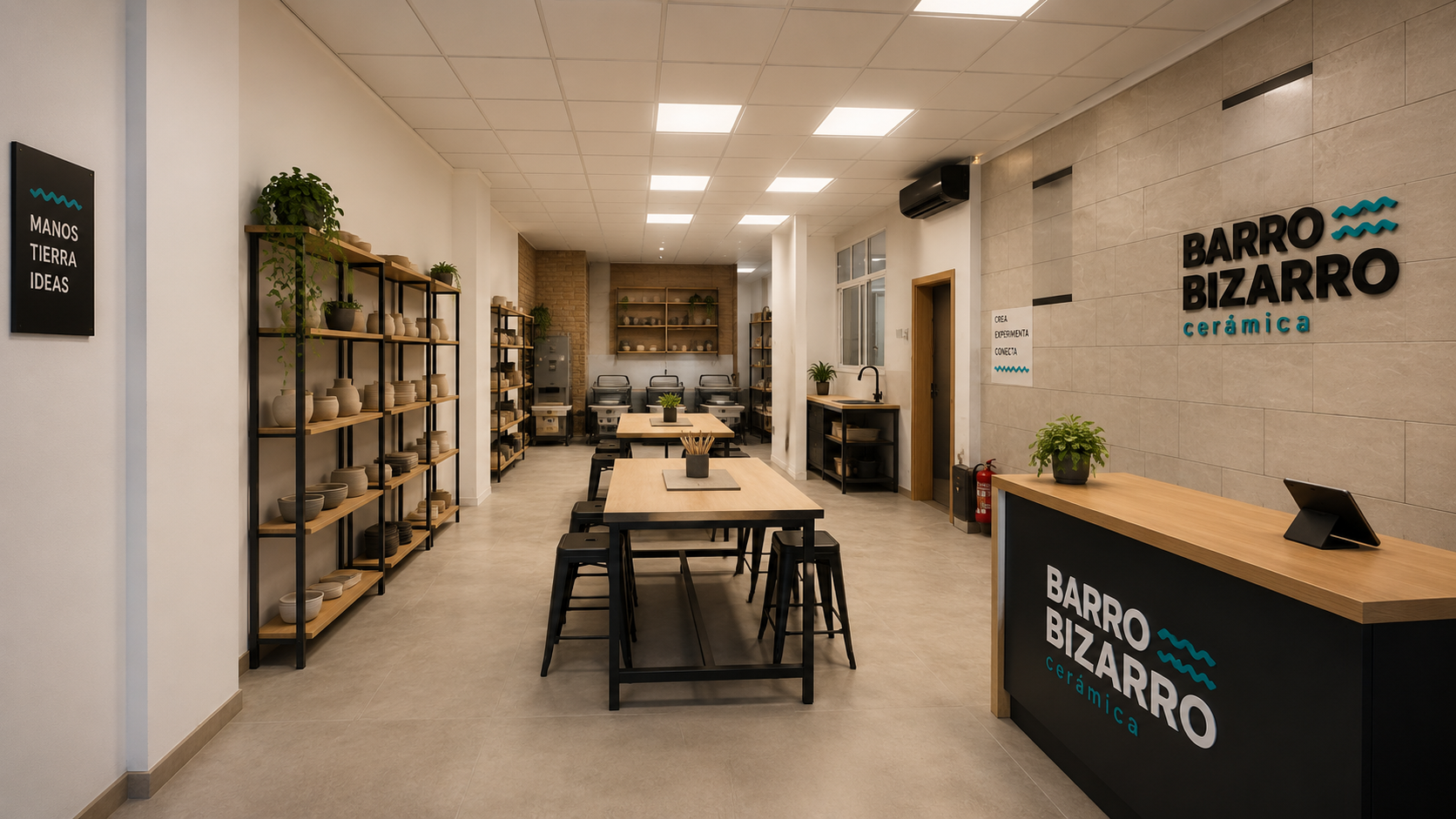 Sala principal de Barro Bizarro con mesas de trabajo y estanterías de piezas